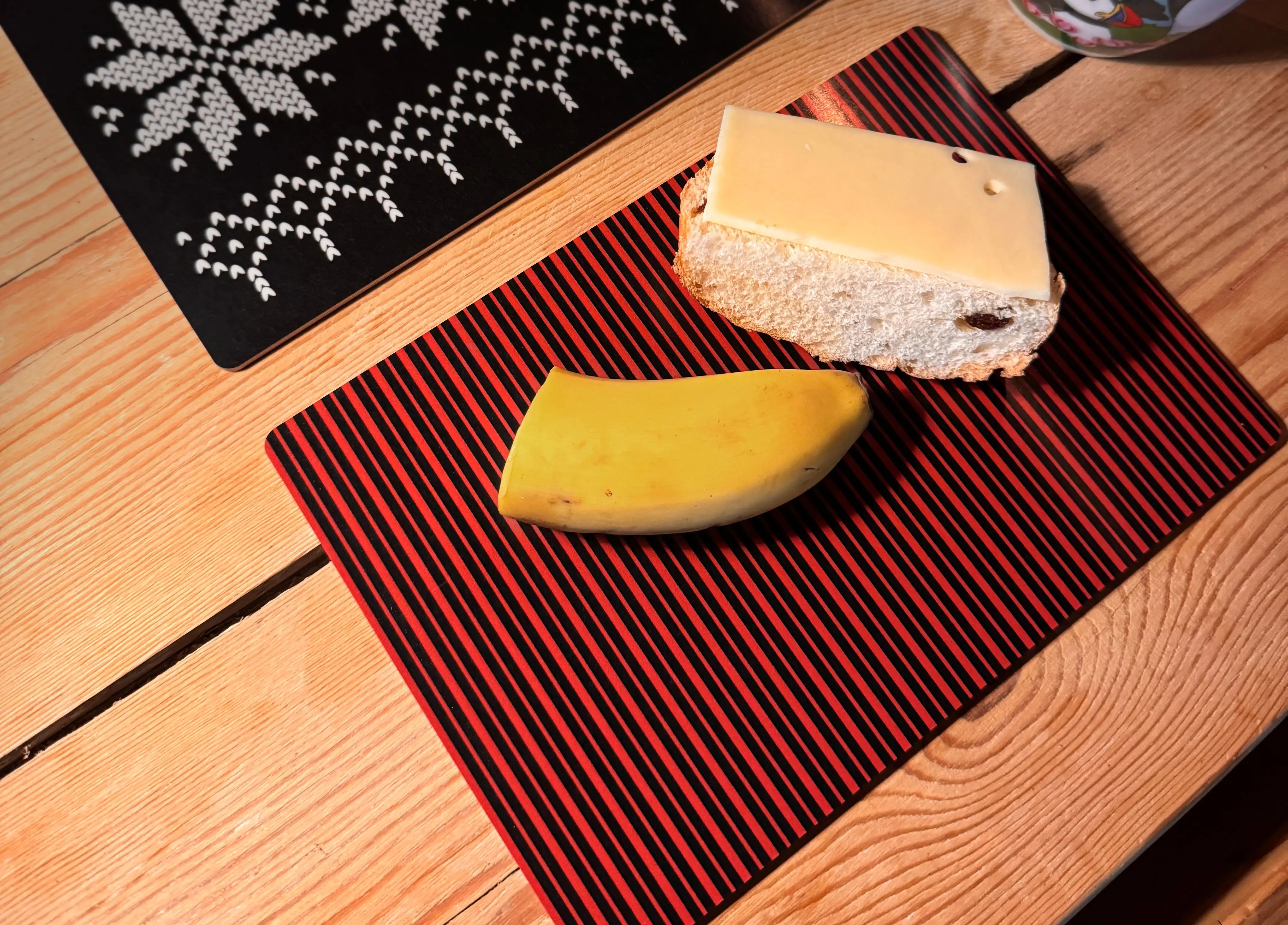 Buttering Board - Faroese red/black pattern FJORD