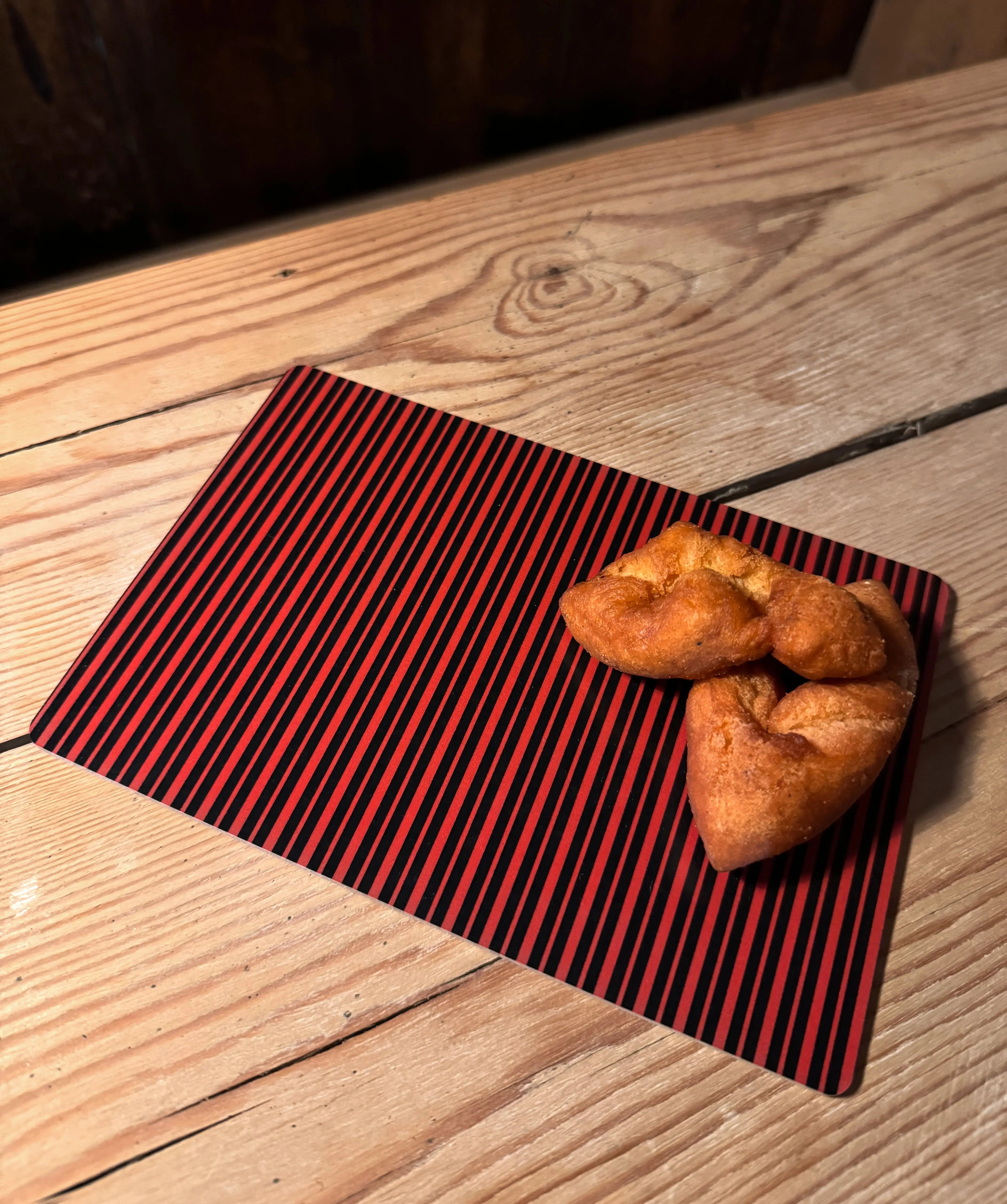 Buttering Board - Faroese red/black pattern FJORD