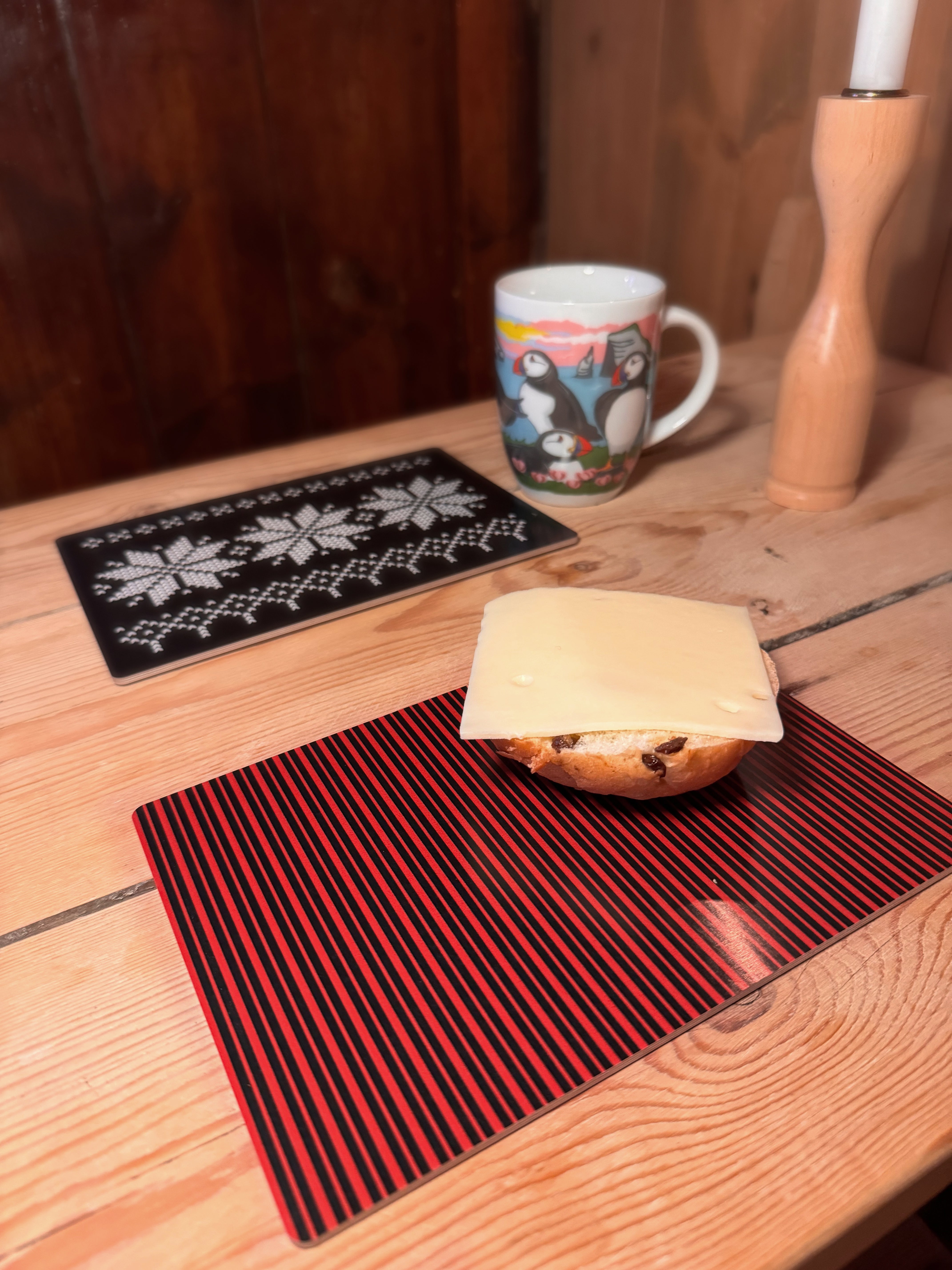 Buttering Board - Faroese red/black pattern